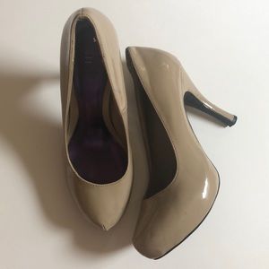 3/$25 Shi Nude Heels size 8